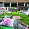Attivisti sdraiati davanti al tribunale. Foto Brisotto/Petrussi