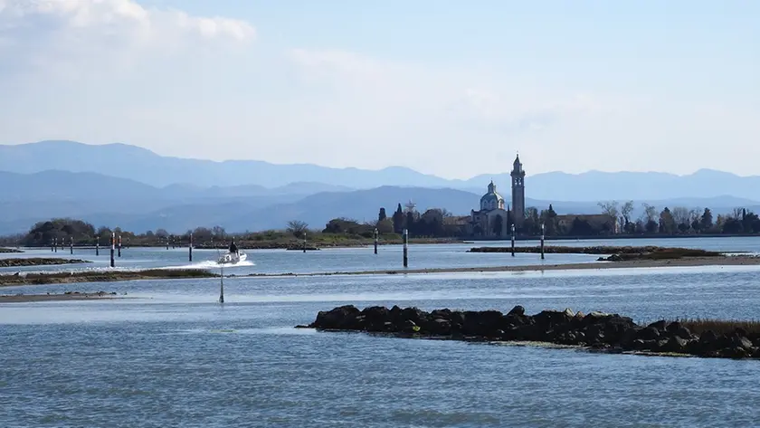 Il canale di Barbana interessato ai dragaggi con il santuario sullo sfondo