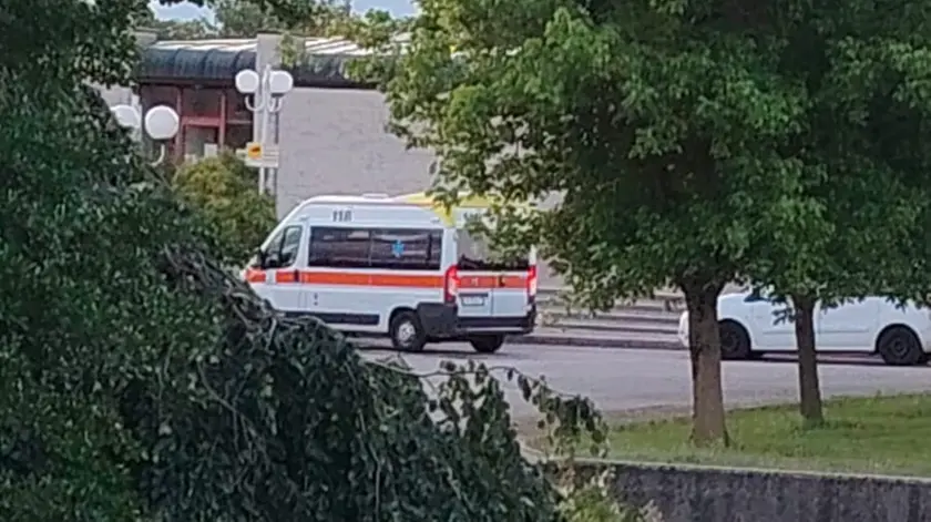 L’ambulanza arrivata in municipio a San Vito di Fagagna
