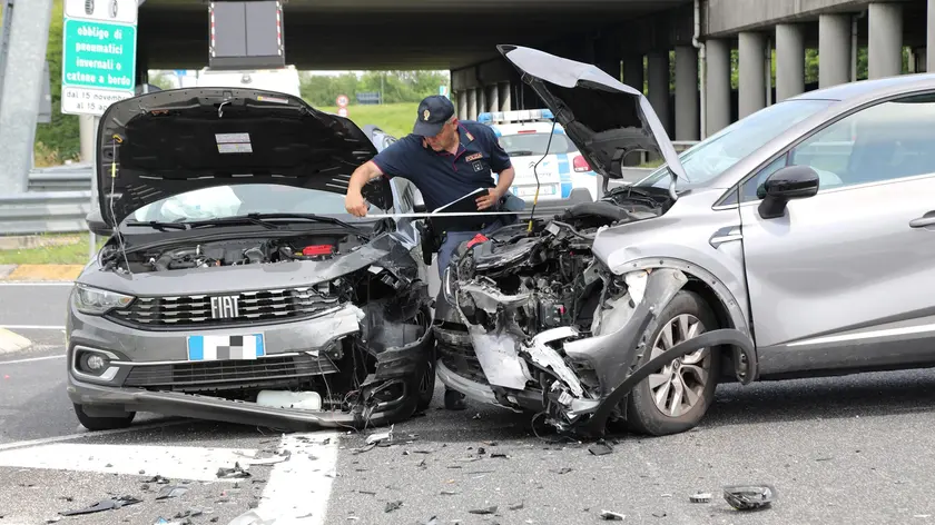 I rilievi della polizia stradale all’incidente allo svincolo di Sacile Ovest (Foto Petrussi)