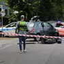 Gli agenti della polizia locale impegnati nei rilievi (foto Ambrosio)