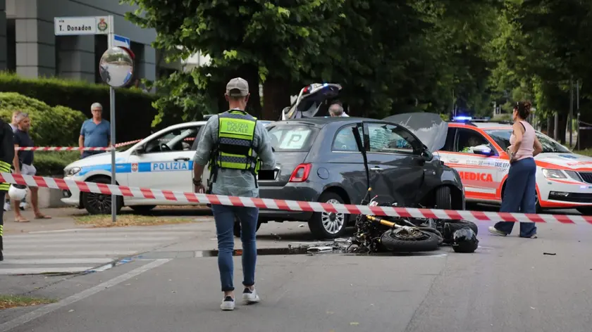 Gli agenti della polizia locale impegnati nei rilievi (foto Ambrosio)
