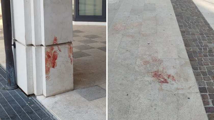 Le tracce della rissa in piazzatta Bertossi a Pordenone