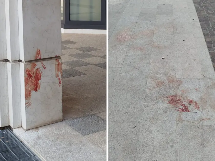 Le tracce della rissa in piazzatta Bertossi a Pordenone