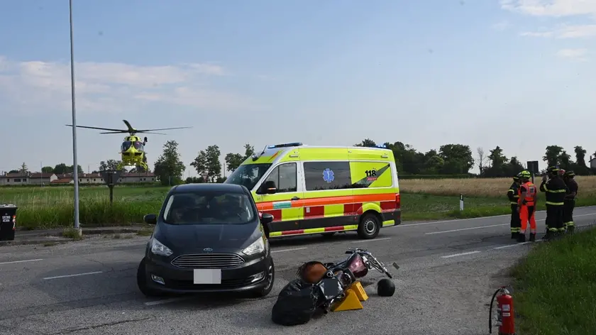 L’elicottero, l’ambulanza e i vigili del fuoco soccorrono i feriti in via Trieste