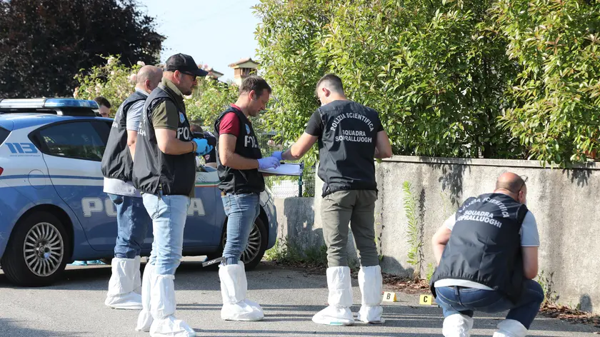 Gli inquirenti in via Zuccolo dove il 29 maggio è avvenuto l’omicidio
