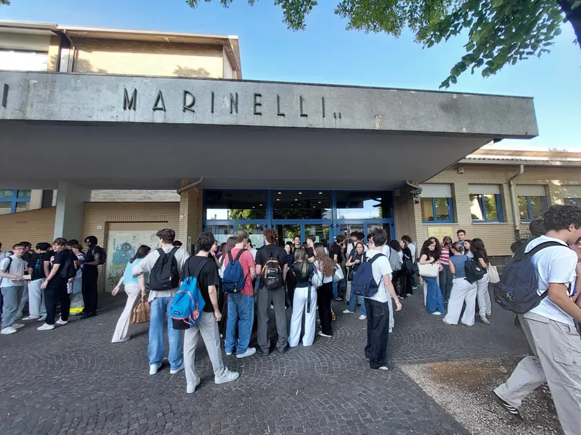 Studenti all'ingresso del Marinelli di Udine. Foto Petrussi