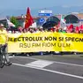 Lo striscione che apre il corteo