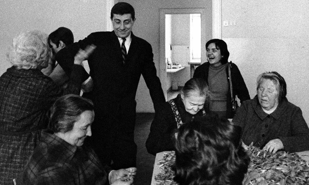 Basaglia insieme ad alcuni ospiti dell'ex ospedale psichiatrico di Trieste