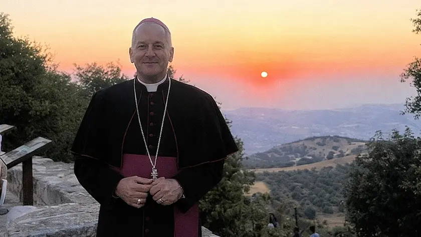 Monsignor Pietro Dal Toso sulle colline di Tisbe, luogo di nascita del profeta Elia