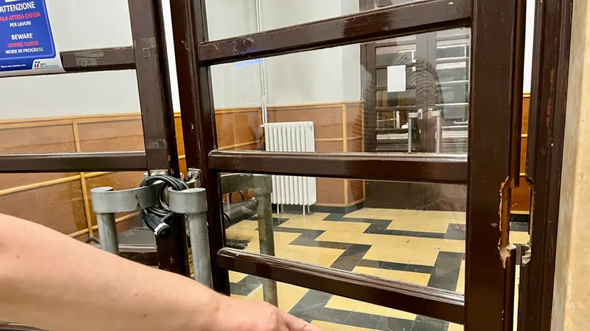 https://images.messaggeroveneto.it/view/acePublic/alias/contentid/1rvmvketahv8yu0g8fo/0/sacilestazionealtrivandalismidinottedivelataportainterna1krt.webp?f=16%3A9&amp;w=840