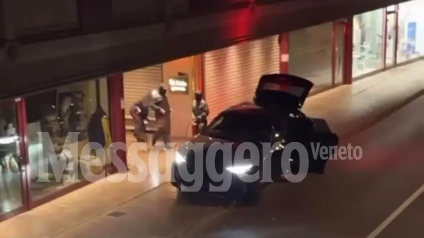 https://images.messaggeroveneto.it/view/acePublic/alias/contentid/1rw31v2yhxdsbb2sxec/0/cambia-immagine-nero-a-bianco-png.webp?f=16%3A9&amp;w=840