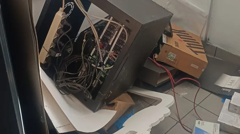 I ladri hanno spaccato tutto e messo a soqquadro per cercare il bottino