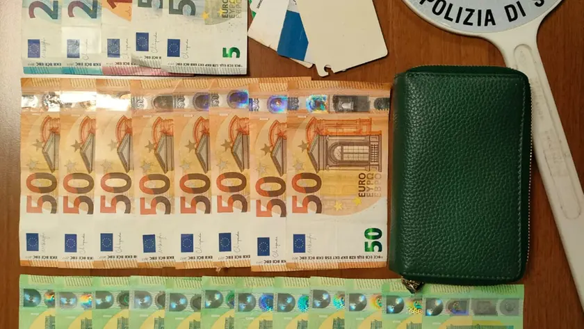 Il portafogli e i contanti ritrovati in strada