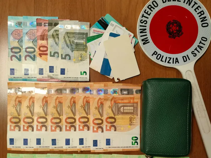 Il portafogli e i contanti ritrovati in strada
