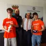I due ragazzi premiati dal questore con un agente di polizia