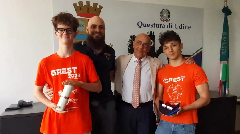 I due ragazzi premiati dal questore con un agente di polizia