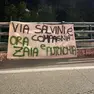 Lo striscione apparso nella notte