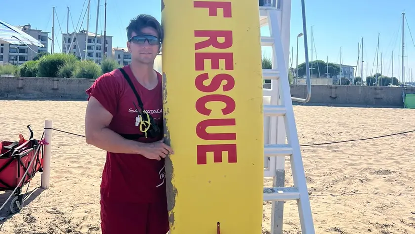 Trentenne rischia di annegare, Matteo prende la tavola e lo raggiunge a nuoto: «Così l’ho salvato»