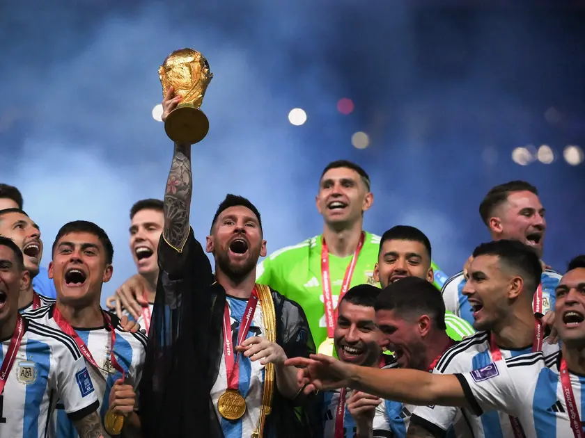 Leo Messi alza la Coppa del Mondo 2022 con l'Argentina: in 7a0 pescarlo aumenta e non di poco le chance di vittoria (FRANCK FIFE/AFP)