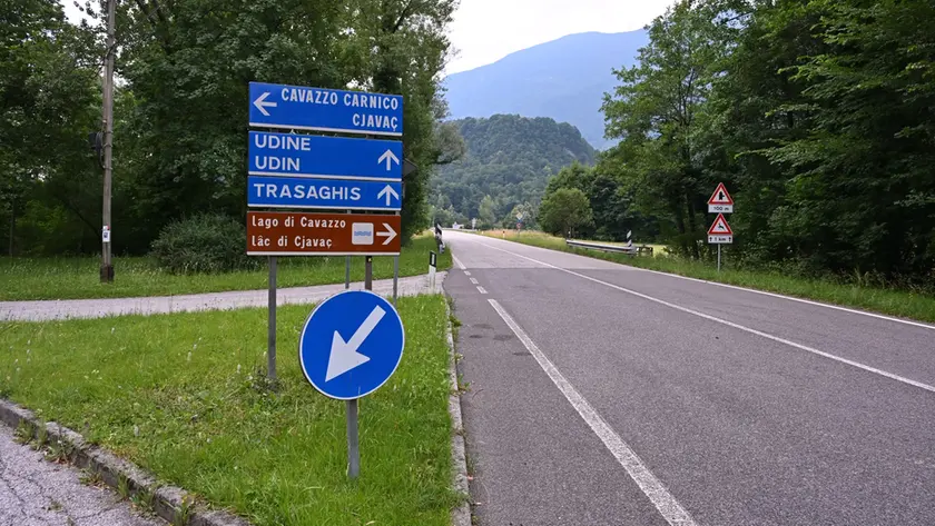 Il tratto della strada regionale 512, a Cavazzo Carnico, dove si è verificato l’incidente (foto Petrussi)