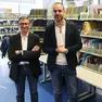 Vito Gancitano e Marco Poggiani al punto di raccolta delle Poste Italiane di Gemona
