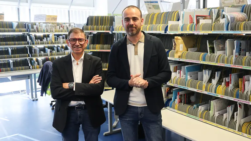 Vito Gancitano e Marco Poggiani al punto di raccolta delle Poste Italiane di Gemona