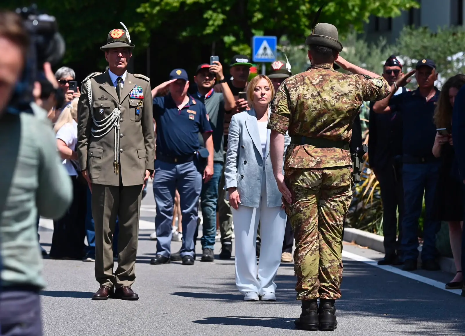 Accolta dagli applausi e dai cori della folla, la presidente del Consiglio Giorgia Meloni ha partecipato oggi al raduno del Triveneto degli alpini a Gemona, lasciando poi l’evento tra gli applausi dei presenti. «C’era bisogno di questo bagno di patriottismo», ha dichiarato la premier mentre attraversava l’area della manifestazione salutando il pubblico. «Non sono riuscita ad andare a Genova quindi penso che valesse la pena venire qui per dire grazie», ha aggiunto Meloni. «Grazie per i valori e grazie per un lavoro preziosissimo anche durante le nostre Olimpiadi e per il lavoro che fanno da volontari costantemente. Sono una certezza e per le istituzioni avere questo genere di certezze fa assolutamente la differenza».