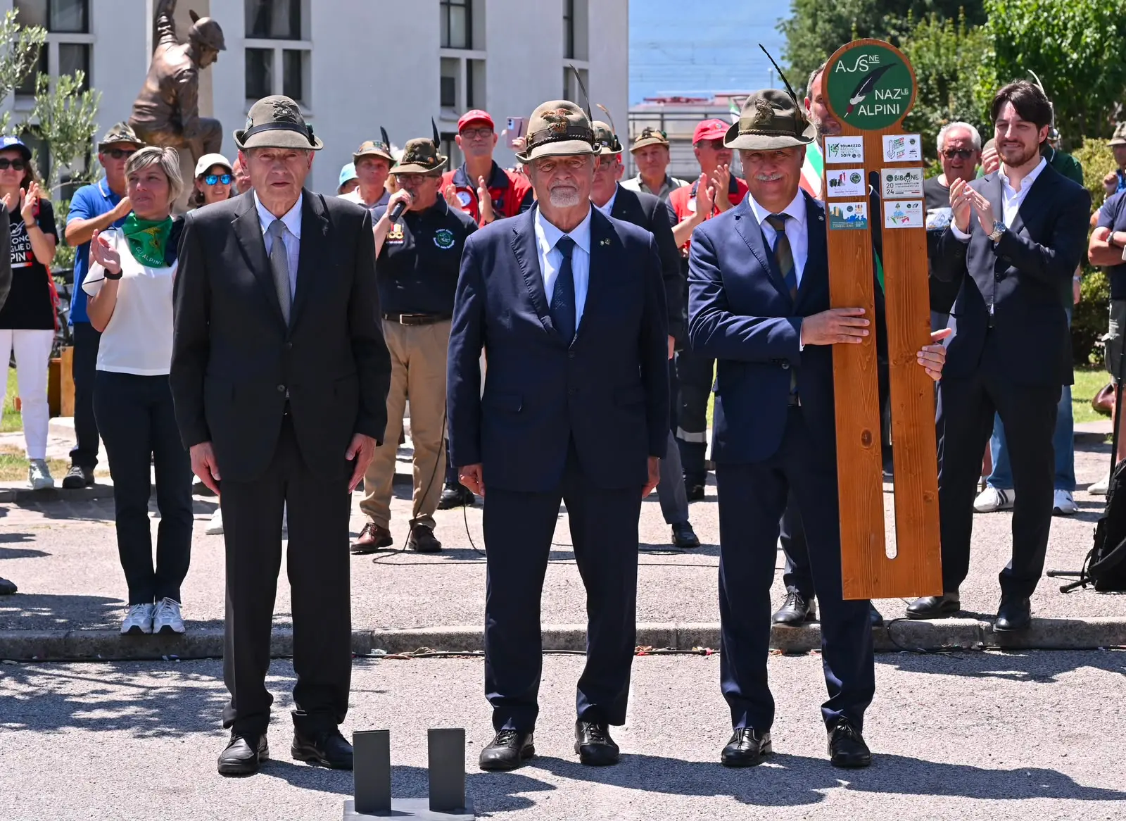Un numero speciale, da conservare. In regalo alle penne nere, in occasione dell'Adunata degli alpini triveneta, sono state regalate le 32 pagine che raccontano il terremoto del 1976 attraverso gli articoli, le fotografie e le testimonianze pubblicate all’epoca dal Messaggero Veneto. Un viaggio nella memoria collettiva, potente e necessario. Ecco alcune foto e il passaggio della stecca con Treviso