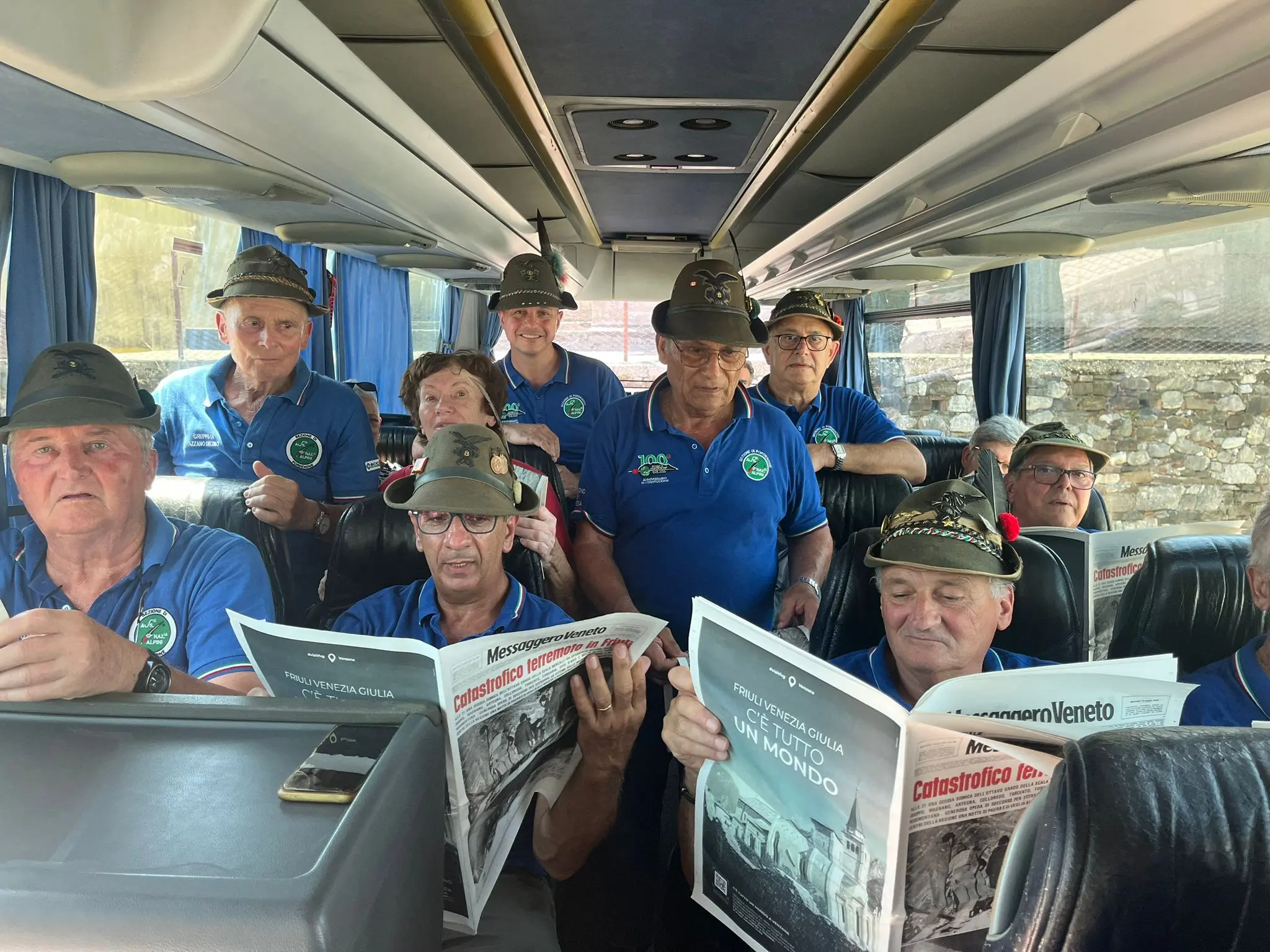 Un numero speciale, da conservare. In regalo alle penne nere, in occasione dell'Adunata degli alpini triveneta, sono state regalate le 32 pagine che raccontano il terremoto del 1976 attraverso gli articoli, le fotografie e le testimonianze pubblicate all’epoca dal Messaggero Veneto. Un viaggio nella memoria collettiva, potente e necessario. Ecco alcune foto e il passaggio della stecca con Treviso