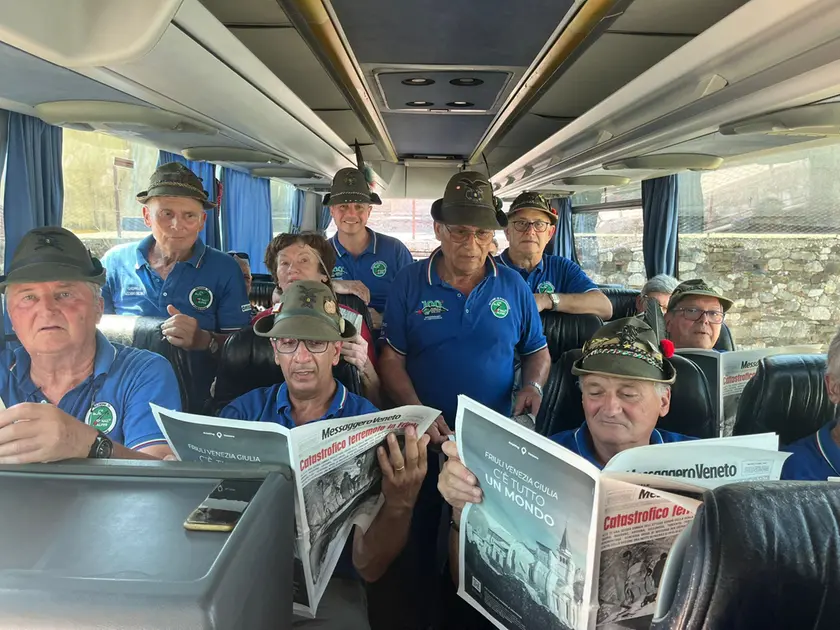 Un numero speciale, da conservare. In regalo alle penne nere, in occasione dell'Adunata degli alpini triveneta, sono state regalate le 32 pagine che raccontano il terremoto del 1976 attraverso gli articoli, le fotografie e le testimonianze pubblicate all’epoca dal Messaggero Veneto. Un viaggio nella memoria collettiva, potente e necessario. Ecco alcune foto e il passaggio della stecca con Treviso