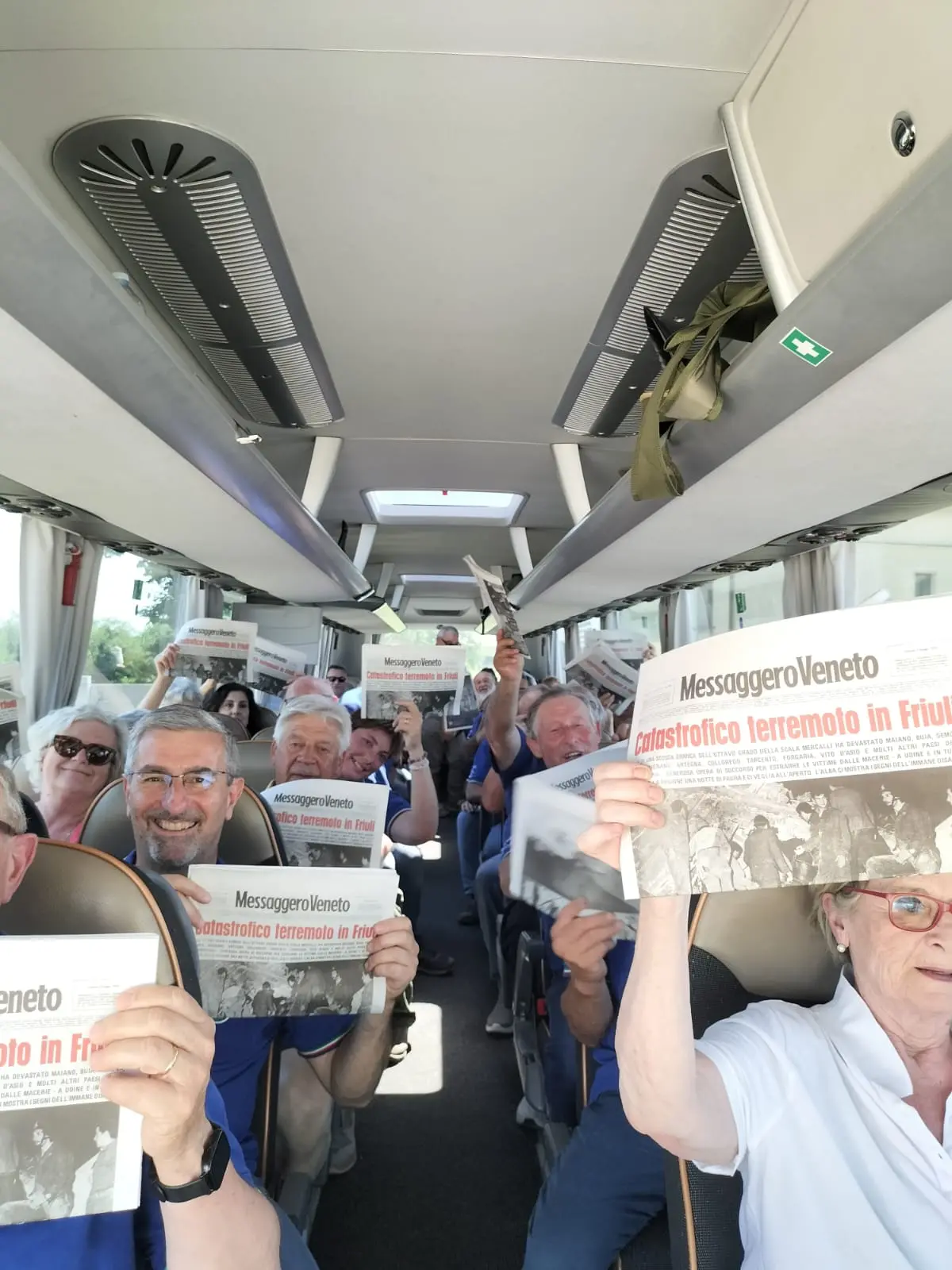 Un numero speciale, da conservare. In regalo alle penne nere, in occasione dell'Adunata degli alpini triveneta, sono state regalate le 32 pagine che raccontano il terremoto del 1976 attraverso gli articoli, le fotografie e le testimonianze pubblicate all’epoca dal Messaggero Veneto. Un viaggio nella memoria collettiva, potente e necessario. Ecco alcune foto e il passaggio della stecca con Treviso