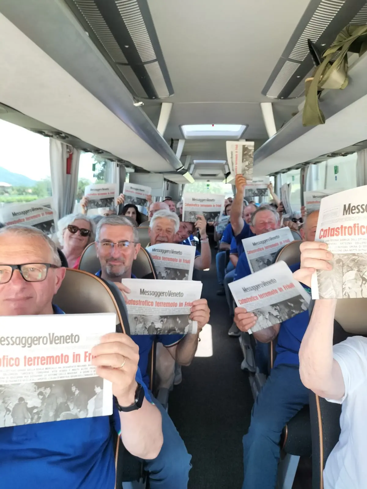 Un numero speciale, da conservare. In regalo alle penne nere, in occasione dell'Adunata degli alpini triveneta, sono state regalate le 32 pagine che raccontano il terremoto del 1976 attraverso gli articoli, le fotografie e le testimonianze pubblicate all’epoca dal Messaggero Veneto. Un viaggio nella memoria collettiva, potente e necessario. Ecco alcune foto e il passaggio della stecca con Treviso