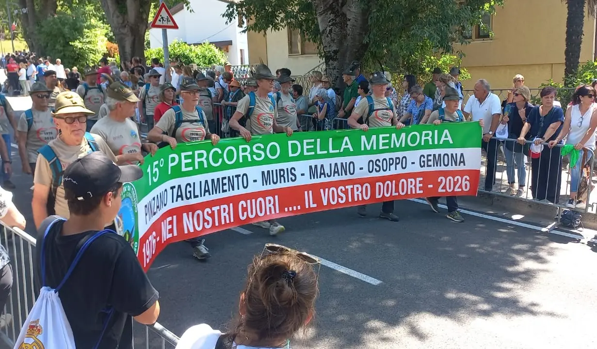 Un numero speciale, da conservare. In regalo alle penne nere, in occasione dell'Adunata degli alpini triveneta, sono state regalate le 32 pagine che raccontano il terremoto del 1976 attraverso gli articoli, le fotografie e le testimonianze pubblicate all’epoca dal Messaggero Veneto. Un viaggio nella memoria collettiva, potente e necessario. Ecco alcune foto e il passaggio della stecca con Treviso