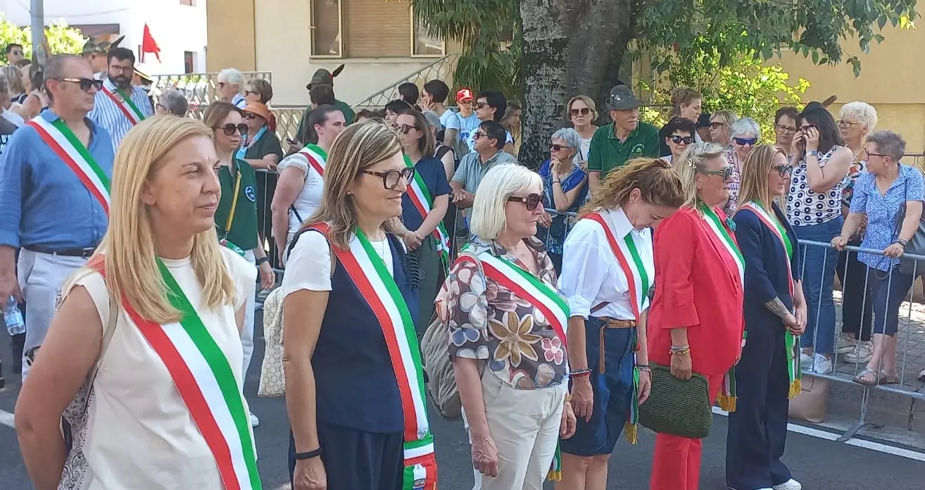 Un numero speciale, da conservare. In regalo alle penne nere, in occasione dell'Adunata degli alpini triveneta, sono state regalate le 32 pagine che raccontano il terremoto del 1976 attraverso gli articoli, le fotografie e le testimonianze pubblicate all’epoca dal Messaggero Veneto. Un viaggio nella memoria collettiva, potente e necessario. Ecco alcune foto e il passaggio della stecca con Treviso