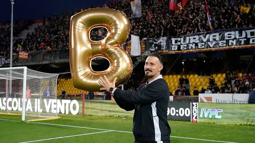 Floro Flores festeggia la promozione del Benevento in Serie B