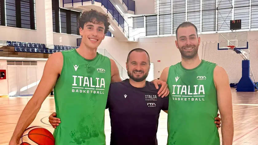 Lorenzo Bucarelli (a destra) con coach Vertemati e Cavallero