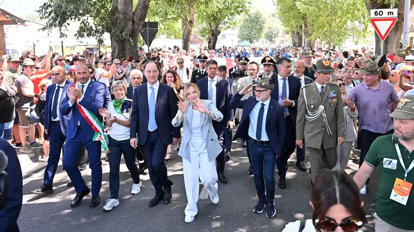 Un momento della sfilata tra la folla a Gemona (foto Petrussi)