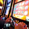 Foto generica di giocatore gioco videopoker slot machine. Immagine pubblicata il 06.06.2016