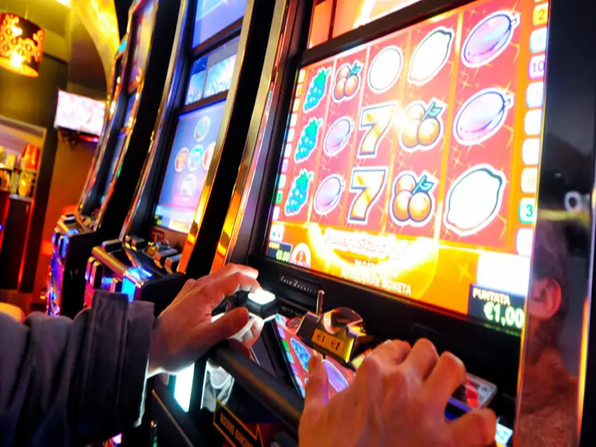 Foto generica di giocatore gioco videopoker slot machine. Immagine pubblicata il 06.06.2016