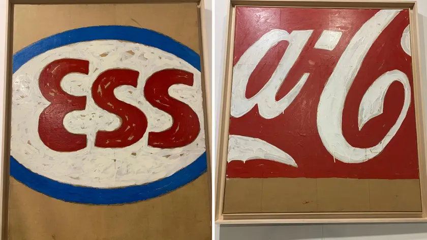A sinistra il dipinto Esso e, a destra, Coca Cola