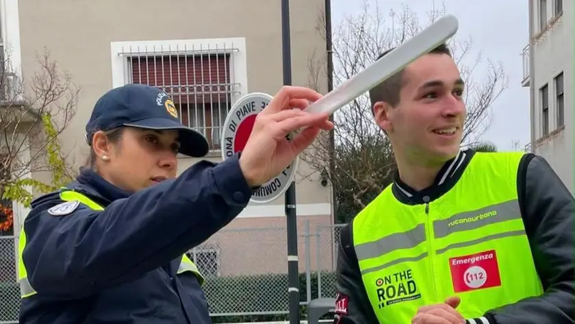 Gabriele Sorgon durante l’esperienza di “On the road” con la polizia locale di Ceggia