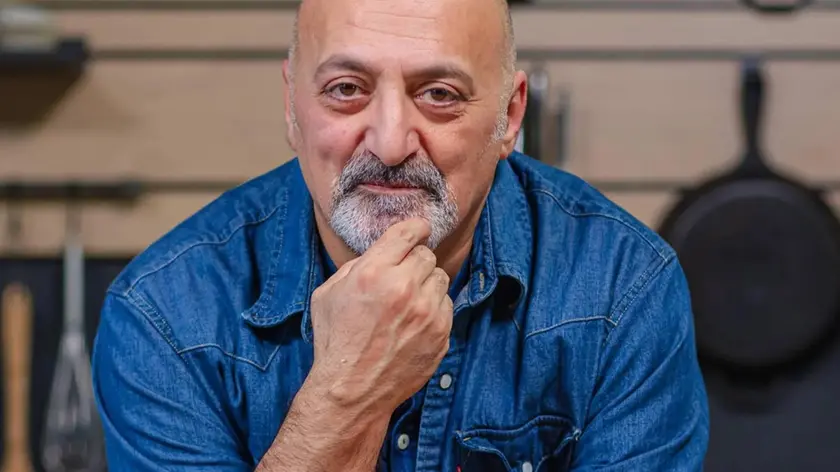 https://images.messaggeroveneto.it/view/acePublic/alias/contentid/1ryocwfsiskyj0v1rh2/0/il-cuoco-luca-pappagallo-oggi-presenta-la-cucina-per-tutti.webp?f=16%3A9&amp;w=840