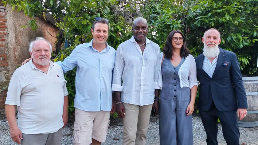 Gli organizzatori di UdinJump a Spessa con la leggenda dell’atletica Carl Lewis