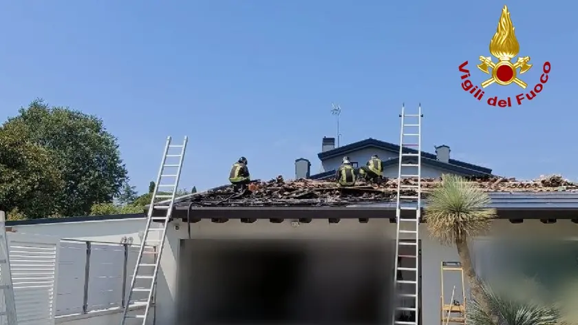 Il tetto in fiamme a San Giovanni al Natisone
