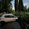 Nella foto di Gigi Di Meo l’auto travolta da un albero in via Mameli