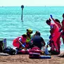 L’intervento dei soccorsi ieri sulla spiaggia di Lignano