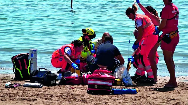 L’intervento dei soccorsi ieri sulla spiaggia di Lignano