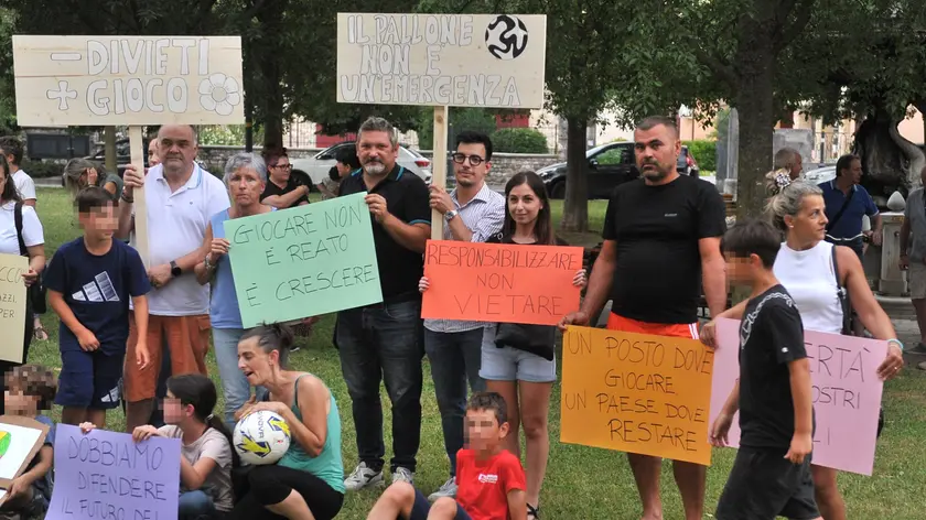 Cartelli al sit in di protesta andato in scena lunedì