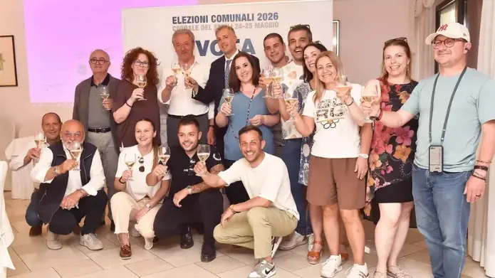 Vuga festeggia la vittoria con il suo gruppo (Foto Petrussi)